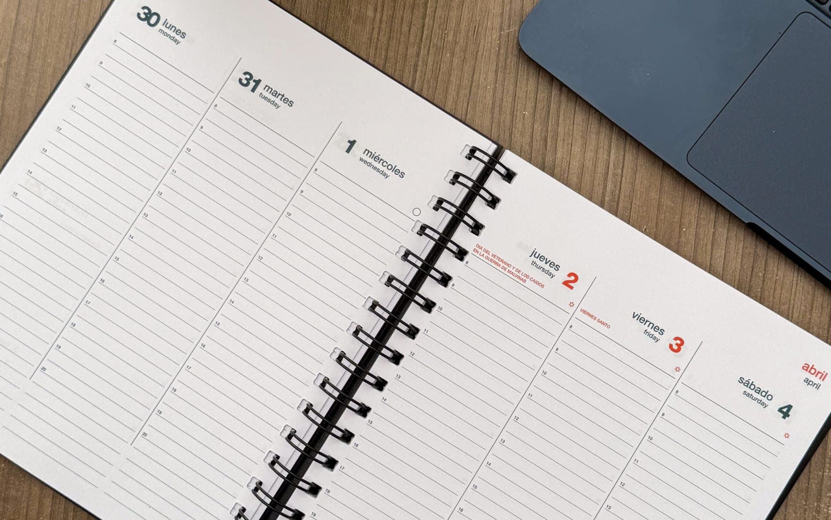 Agenda Caissa abierta sobre escritorio de madera